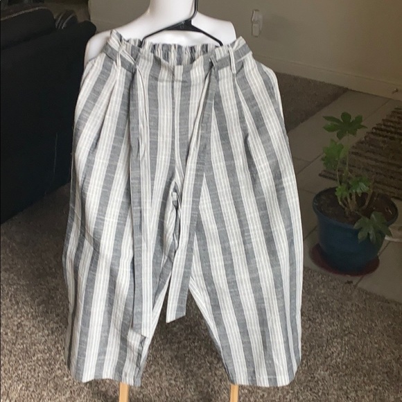 Capris - Picture 2 of 3